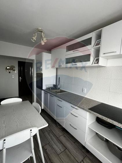 Apartament cu 3 camere decomandat în Calea București