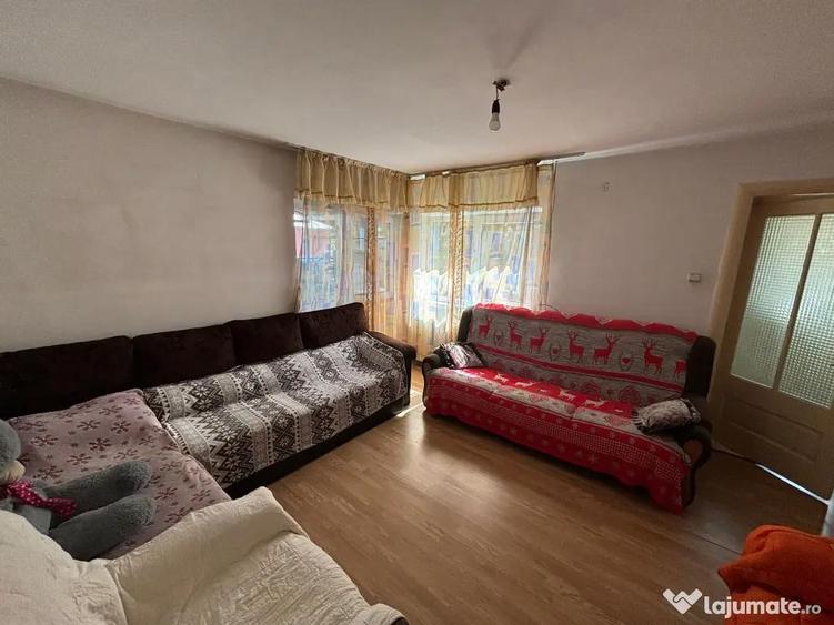 Casă cu 5 camere cu Teren 1000 Mp în Central