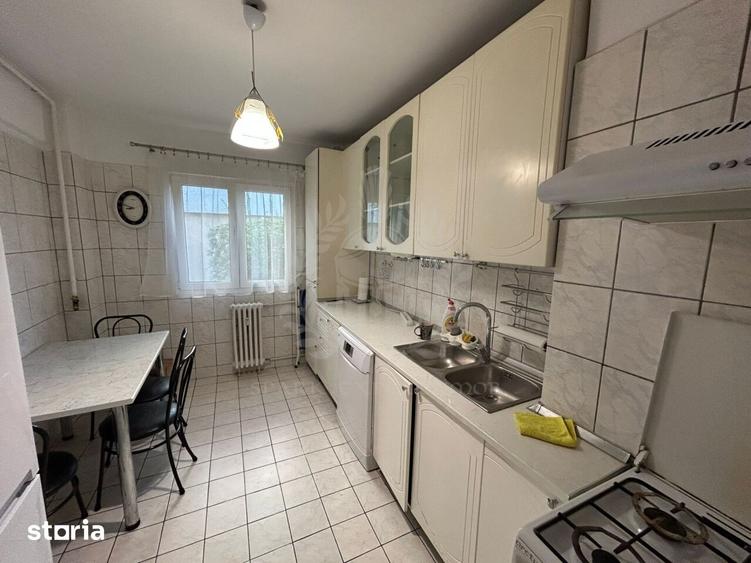 Apartament cu 4 camere decomandat, mobilat în Malu Roșu