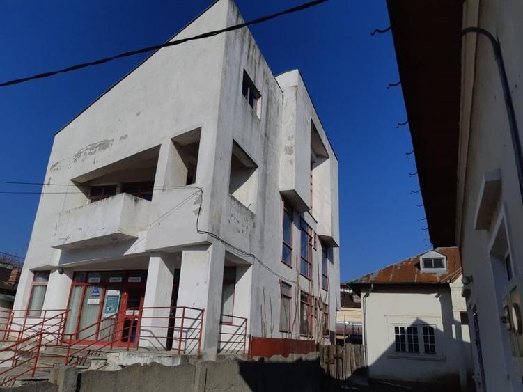 Birou, de 497 mp, în Central