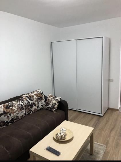 Garsonieră decomandată în Roșu
