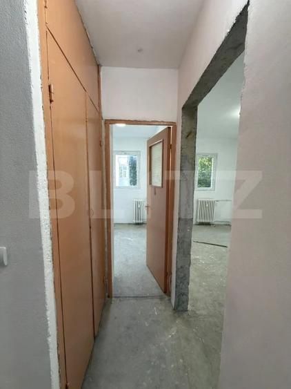 Apartament cu 4 camere semidecomandat în Sud