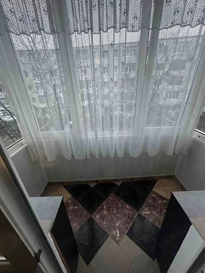 Apartament cu 3 camere decomandat în Milcov