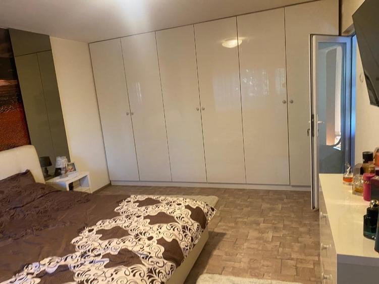 Apartament cu 4 camere decomandat în Micro 2