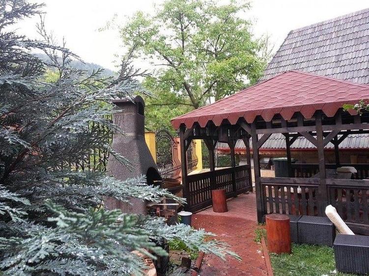 Casă individuală cu 17 camere cu Canalizare în Sud