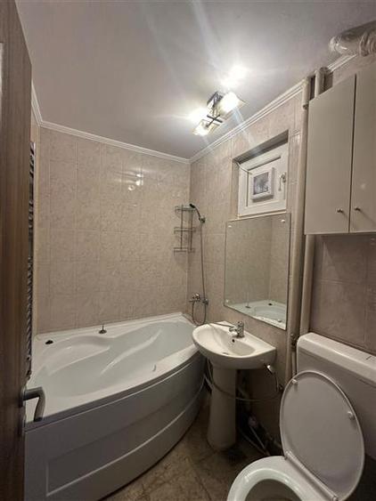 Apartament cu 3 camere semidecomandat în Piața Unirii
