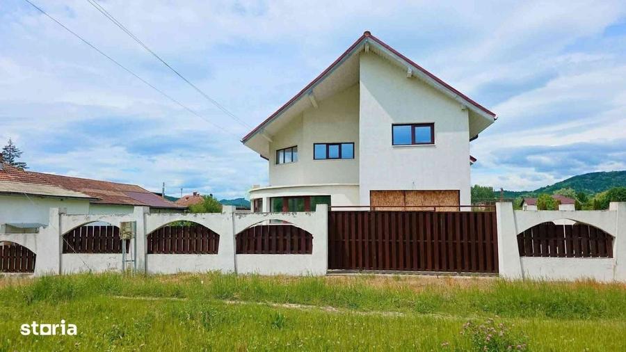 Casă cu 4 camere în Bunești