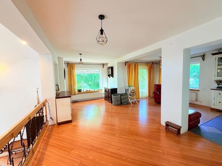 Casă individuală cu 4 camere cu Teren 1140 Mp în Bucium
