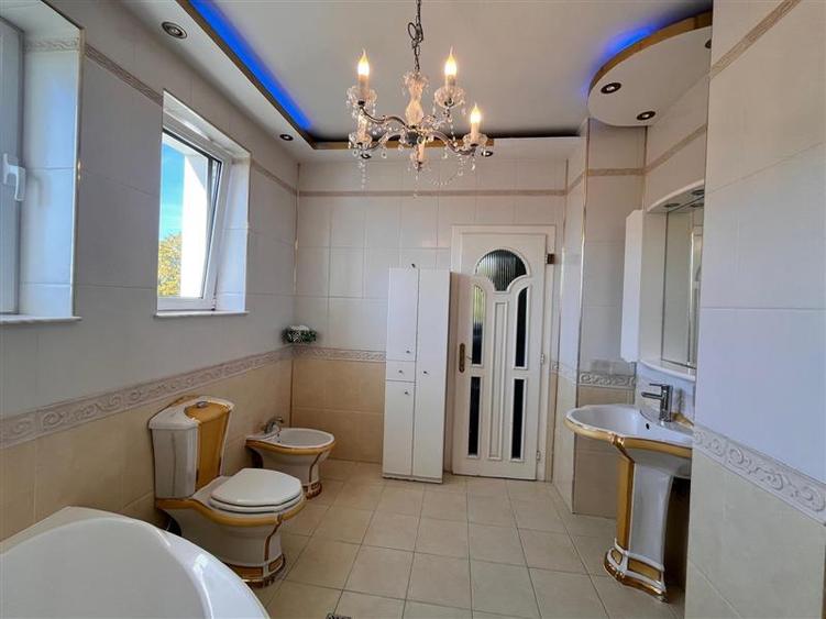 Casă cu 7 camere cu Canalizare în Central