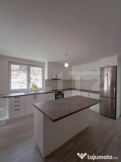 Casă cu 5 camere cu Teren 1590 Mp în Luna