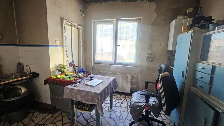 Apartament cu 3 camere semidecomandat în Central