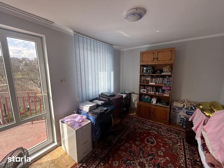 Casă cu 7 camere cu Teren 1300 Mp în Central