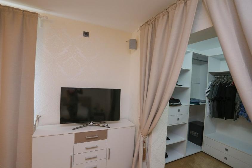 Casă cu 9 camere cu Canalizare în 1 Decembrie