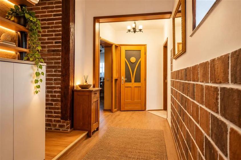 Apartament cu 7 camere semidecomandat, mobilat în Centrul Istoric