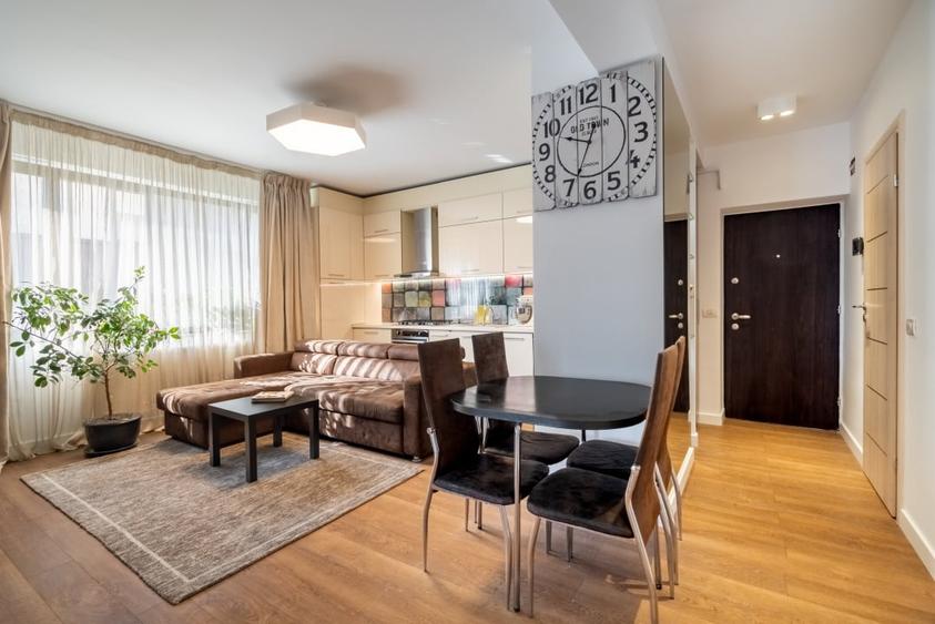 Apartament cu 3 camere semidecomandat, mobilat în Moșilor