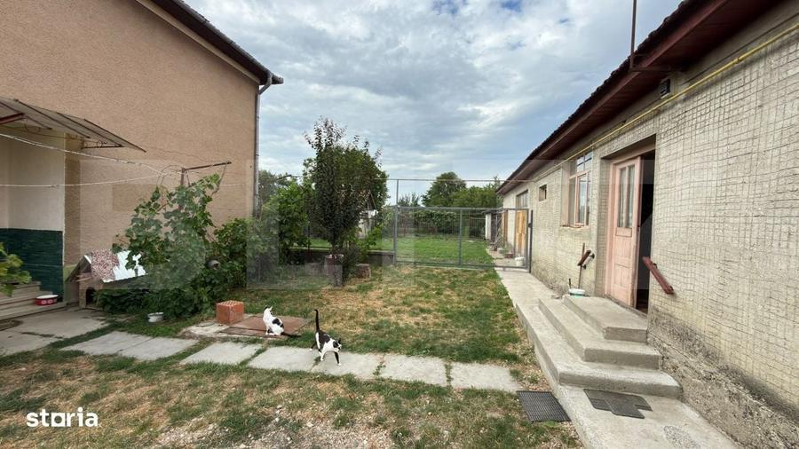 Casă cu 4 camere decomandat în Cărășeu