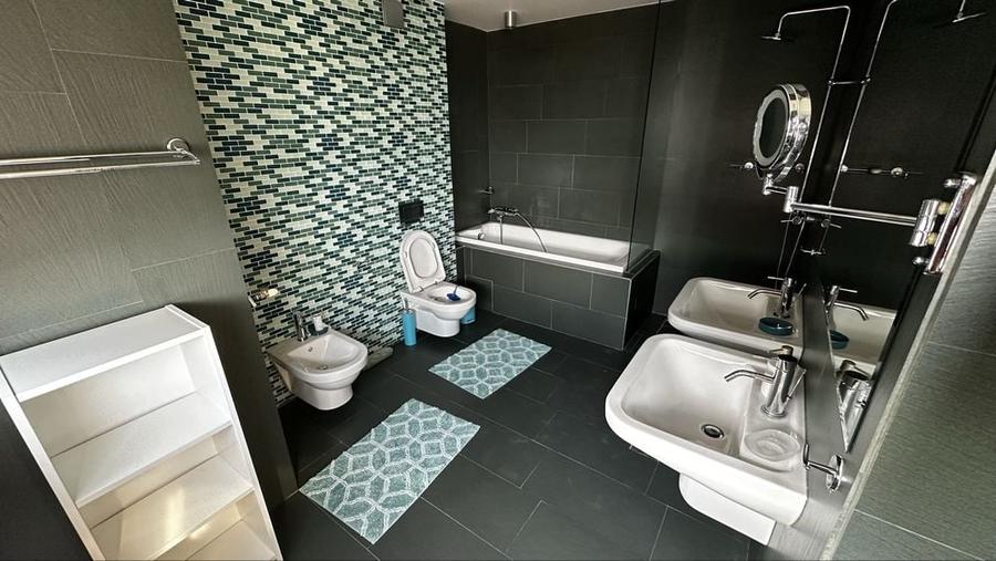 Apartament cu 3 camere decomandat în Palazu Mare