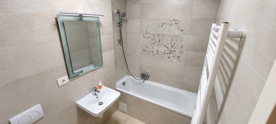 Apartament cu 3 camere decomandat în Tractorul