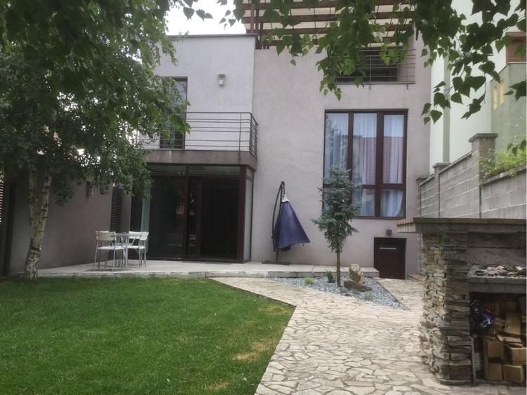 Casă cu 4 camere în Dumbrăvița