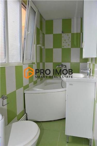 Casă individuală cu 9 camere cu Canalizare în 1 Decembrie