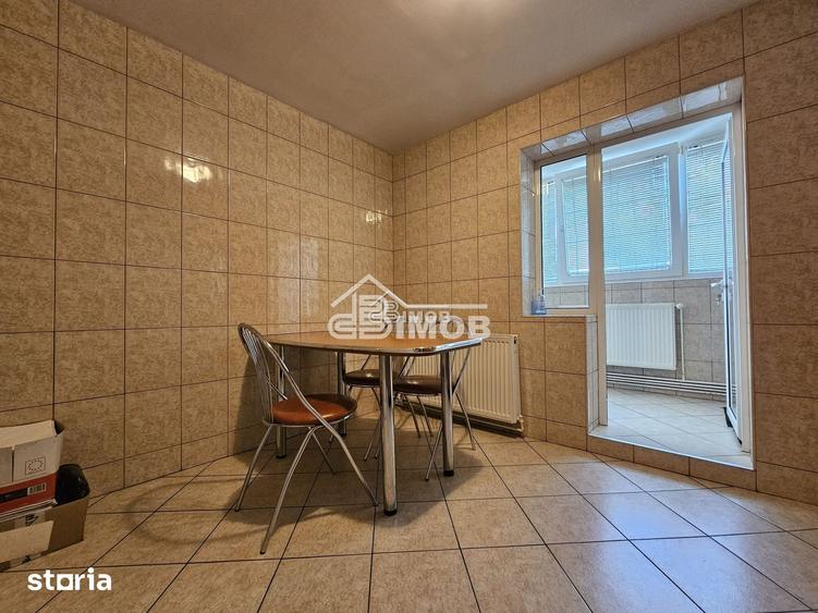 Apartament cu 3 camere decomandat în Micro 11