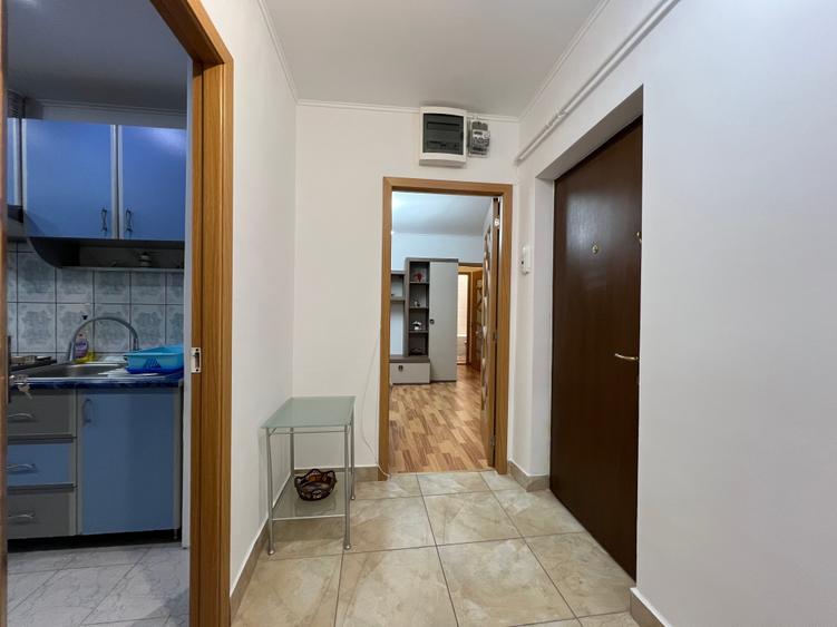 Apartament cu 2 camere semidecomandat în P-ța Victoriei