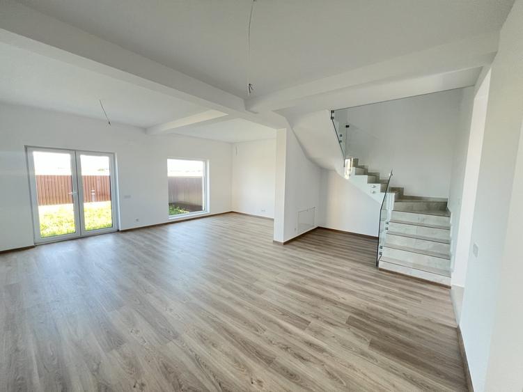 Duplex cu 4 camere cu Canalizare în Sânpetru