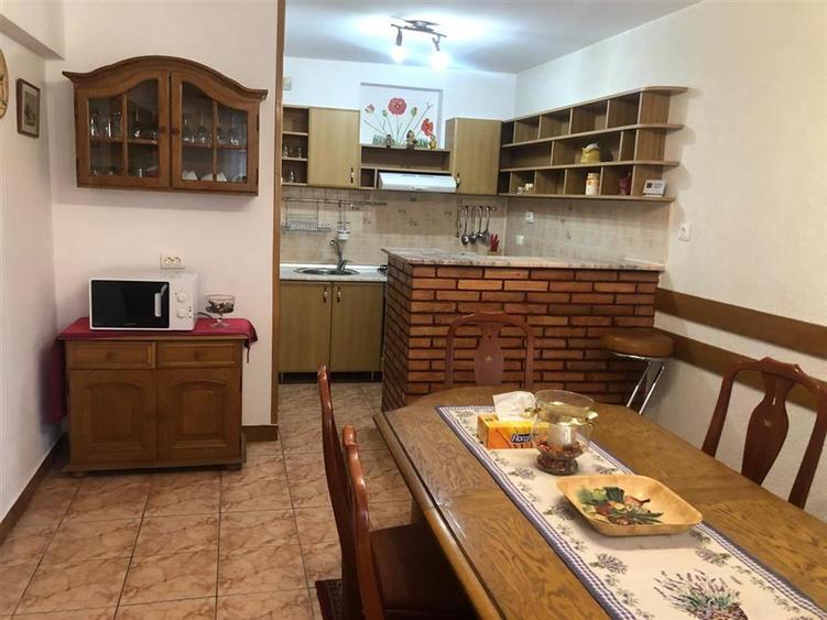 Casă individuală cu 5 camere cu Garaj în Central