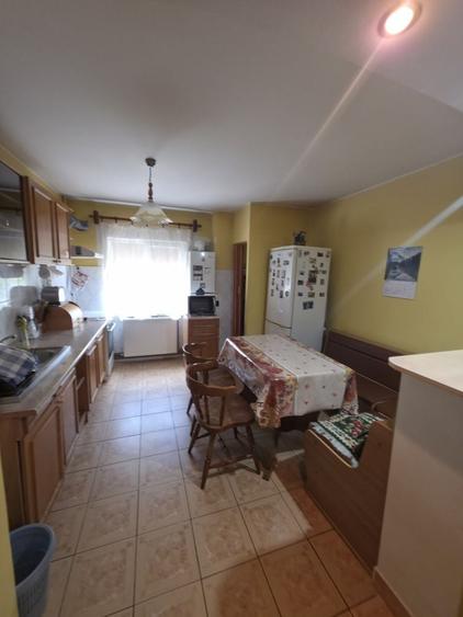 Apartament cu 3 camere decomandat în Sineasca