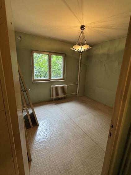 Apartament cu 3 camere semidecomandat în Rahova