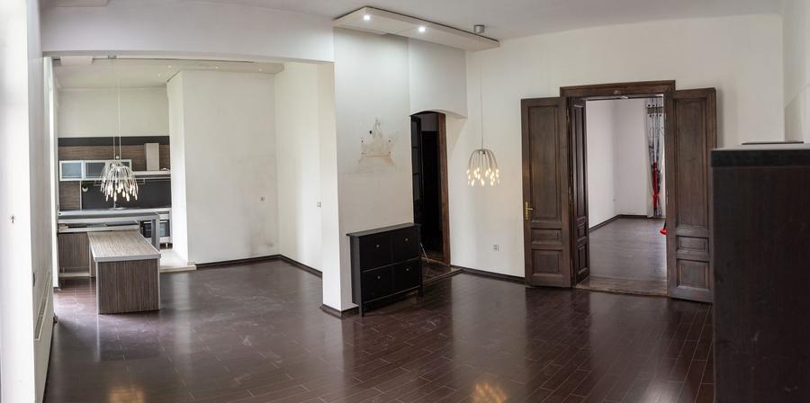 Casă individuală cu 10 camere cu Canalizare în Central