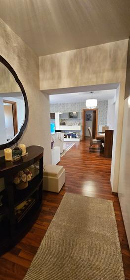 Apartament cu 4 camere semidecomandat în Barbu Văcărescu