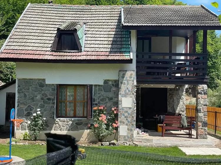 Casă cu 4 camere cu Teren 686 Mp în Vale