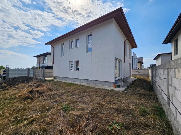 Casă cu 5 camere cu Canalizare în Tunari