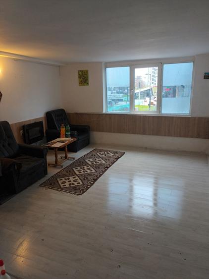 spatiu com stradal - zona centrala - 30 + 12 mp - pret vechi , neindexat - 6