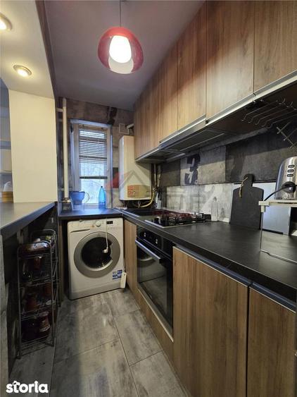 Apartament cu 3 camere semidecomandat în Podu Roș