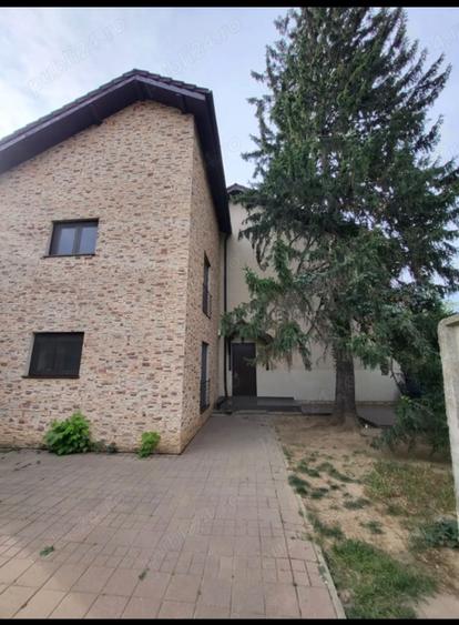 Casă cu 5 camere cu Garaj în Tunari