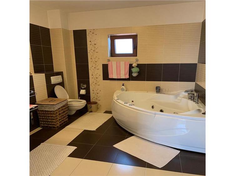 Casă individuală cu 9 camere cu Teren 600 Mp în Gruia