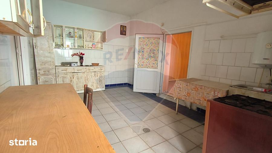 Casa cu 3 camere de vanzare in zona Pia?a Centrala - 2