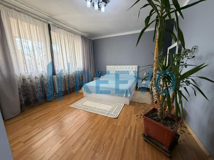 Casă cu 6 camere cu Canalizare în Târgu Trotuș
