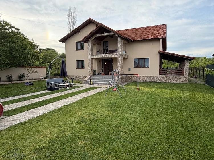 Casă cu Teren 1000 Mp în Orlești