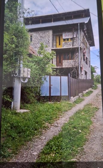 Casă cu 4 camere în Coman