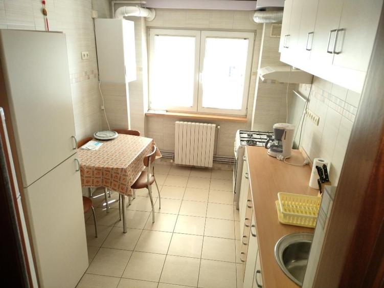 Apartament cu 3 camere decomandat în Drumul Taberei
