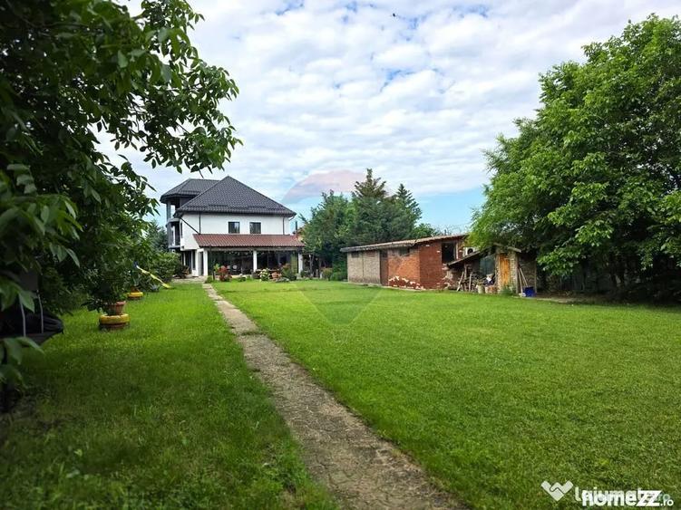 Casă cu 7 camere cu Teren 3200 Mp în Lipia