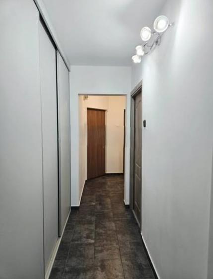 Apartament cu 3 camere decomandat, mobilat în Titan