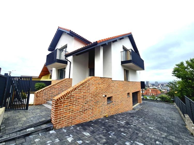 Casă individuală cu 5 camere cu Canalizare în Dâmbul Rotund