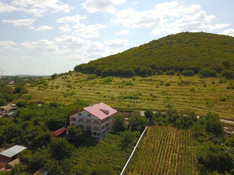 Casă individuală cu 18 camere cu Teren 2000 Mp în Est