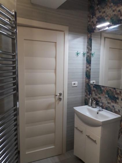 Apartament cu 2 camere semidecomandat, mobilat în Central