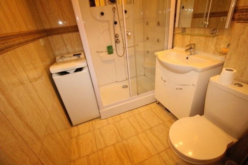 Apartament cu 3 camere semidecomandat, mobilat în Universitate