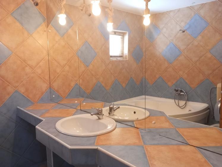Apartament cu 3 camere semidecomandat în Plopilor